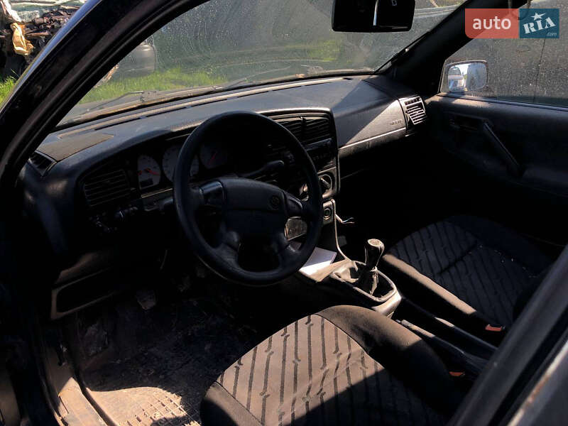 Універсал Volkswagen Passat 1993 в Жовкві