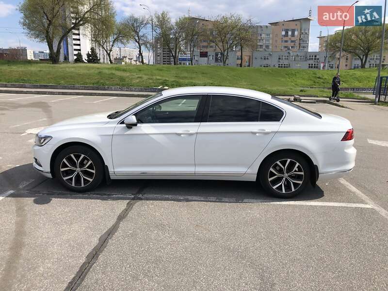 Седан Volkswagen Passat 2016 в Киеве