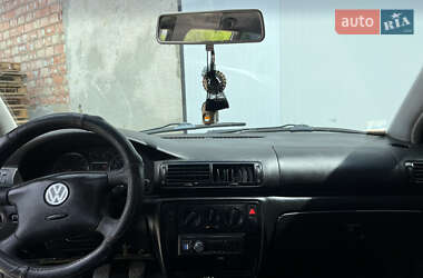 Універсал Volkswagen Passat 1998 в 