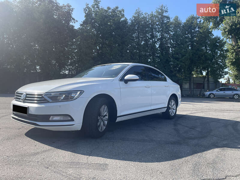 Седан Volkswagen Passat 2016 в Ужгороде