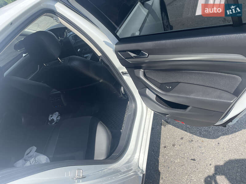 Седан Volkswagen Passat 2016 в Ужгороде