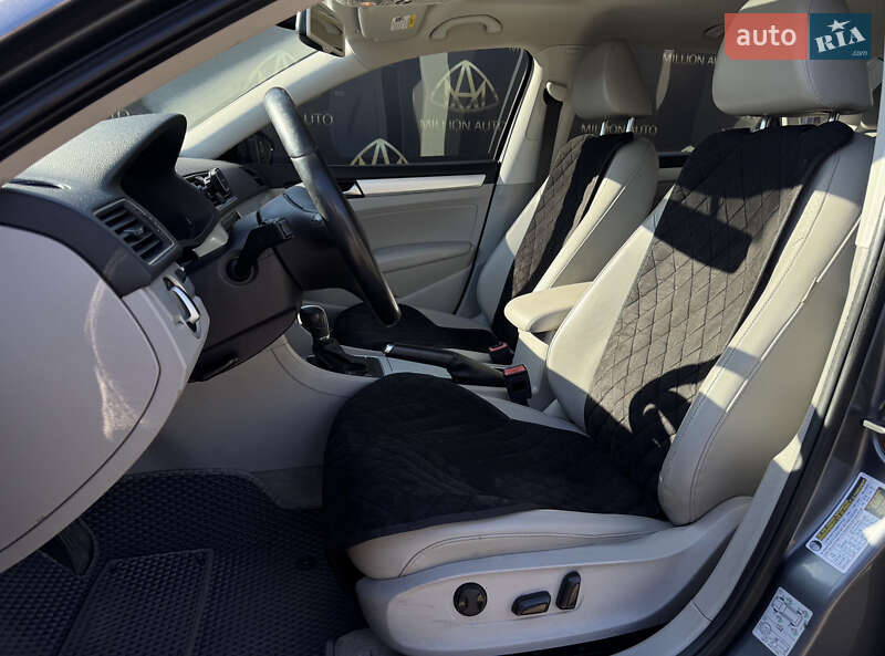 Седан Volkswagen Passat 2012 в Києві