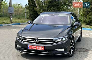 Седан Volkswagen Passat 2022 в 