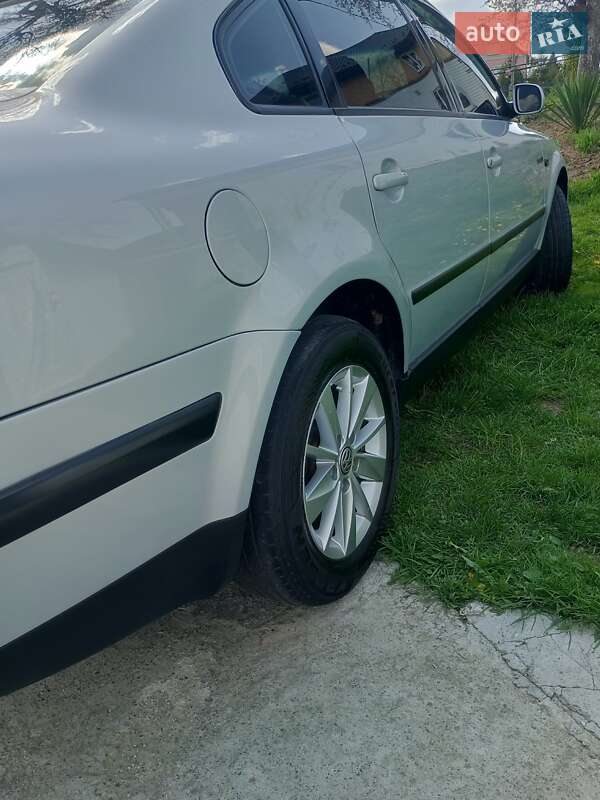 Седан Volkswagen Passat 1997 в Делятине