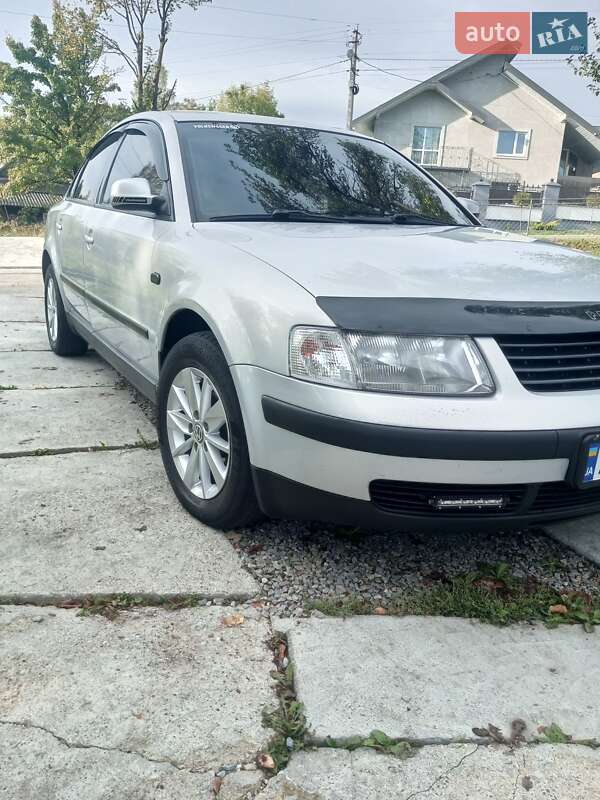 Седан Volkswagen Passat 1997 в Делятине