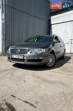 Універсал Volkswagen Passat 2010 в Львові