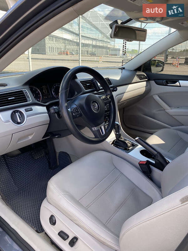 Седан Volkswagen Passat 2012 в Львове