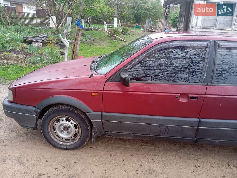 Седан Volkswagen Passat 1990 в Корнині