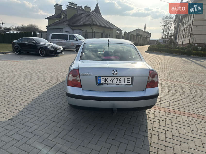 Седан Volkswagen Passat 2004 в Золочеві