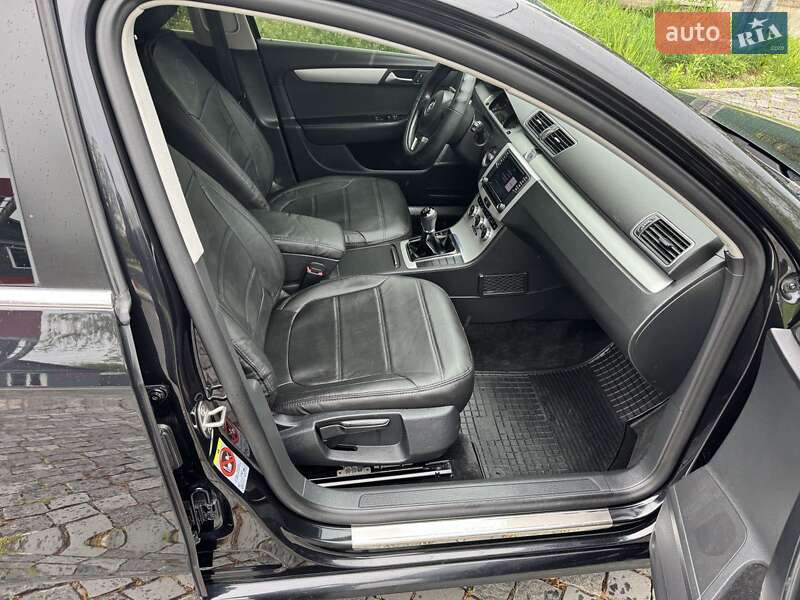 Седан Volkswagen Passat 2012 в Житомирі