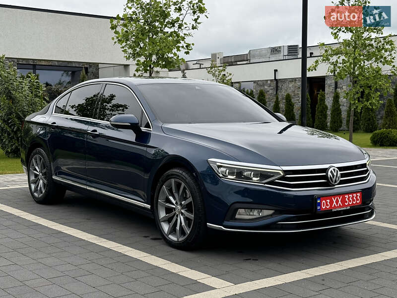Седан Volkswagen Passat 2019 в Ужгороді