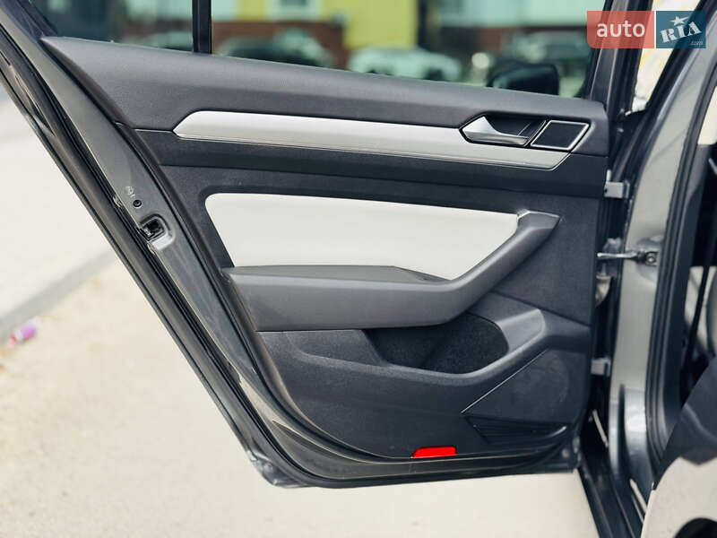 Седан Volkswagen Passat 2015 в Золочеві
