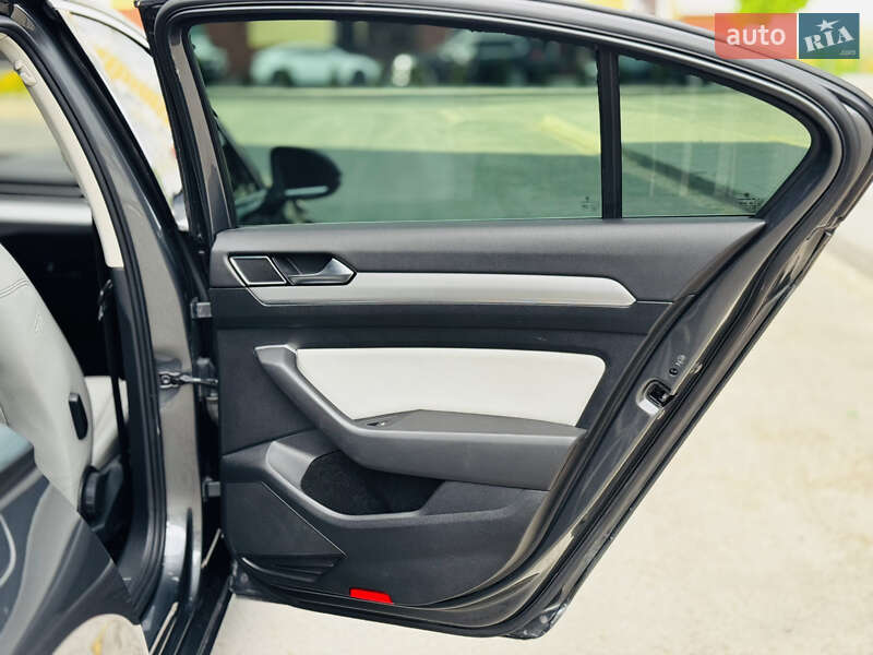 Седан Volkswagen Passat 2015 в Золочеві