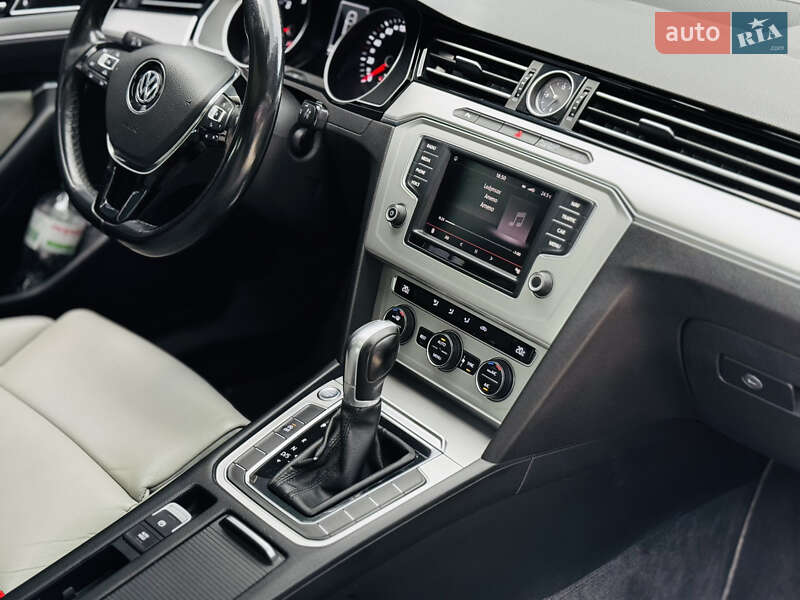 Седан Volkswagen Passat 2015 в Золочеві