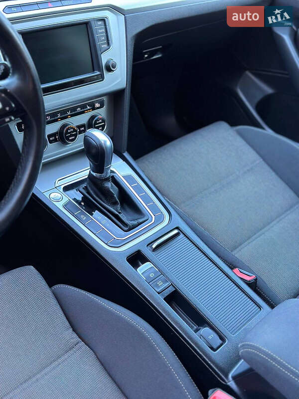Універсал Volkswagen Passat 2015 в Харкові