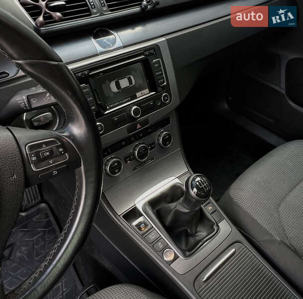 Седан Volkswagen Passat 2013 в Ужгороді