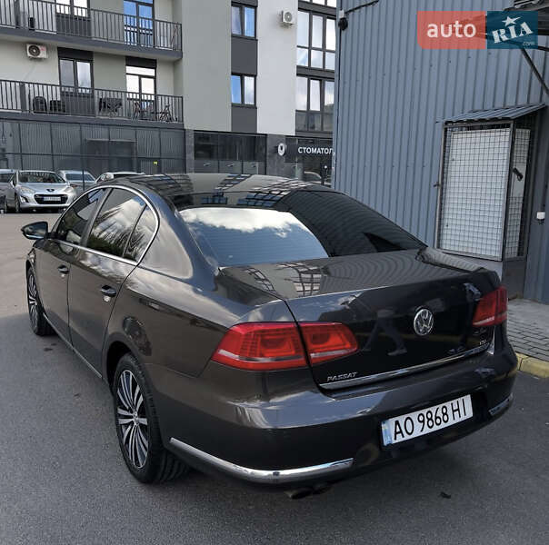 Седан Volkswagen Passat 2013 в Ужгороді