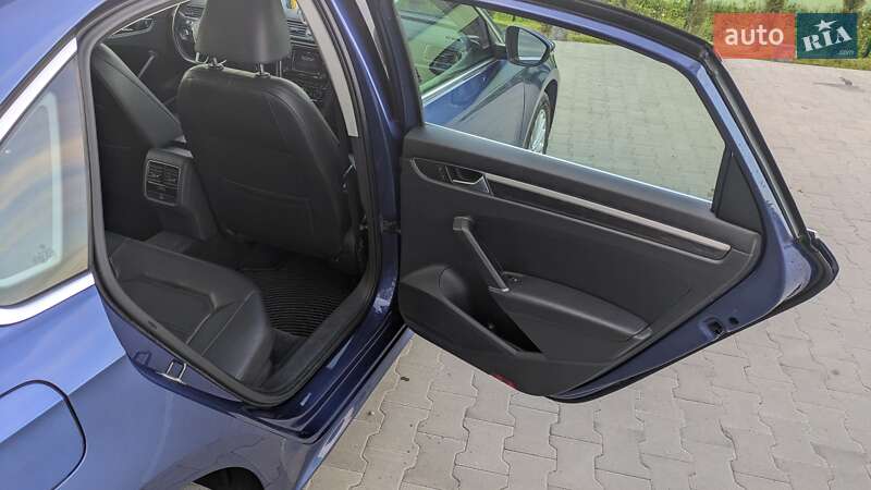 Седан Volkswagen Passat 2016 в Луцке