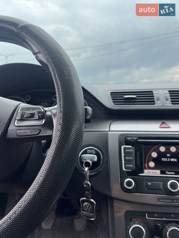 Універсал Volkswagen Passat 2010 в Львові