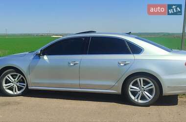 Седан Volkswagen Passat 2015 в Ровно