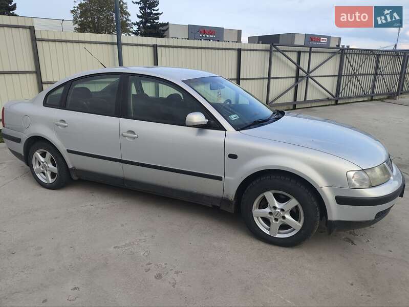 Седан Volkswagen Passat 1997 в Радехові