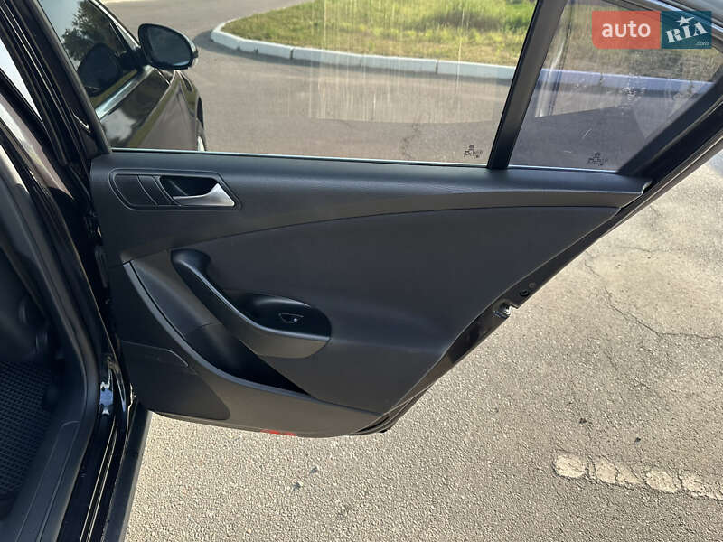 Седан Volkswagen Passat 2010 в Ромнах