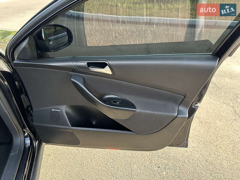 Седан Volkswagen Passat 2010 в Ромнах