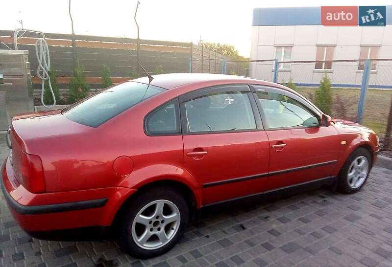 Седан Volkswagen Passat 1998 в Новоукраинке