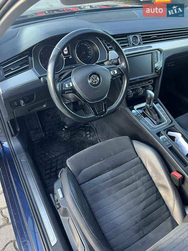 Седан Volkswagen Passat 2017 в Львове