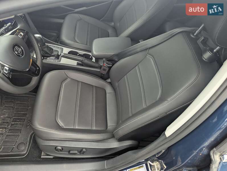 Седан Volkswagen Passat 2021 в Ровно