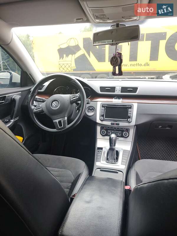 Седан Volkswagen Passat 2011 в Києві