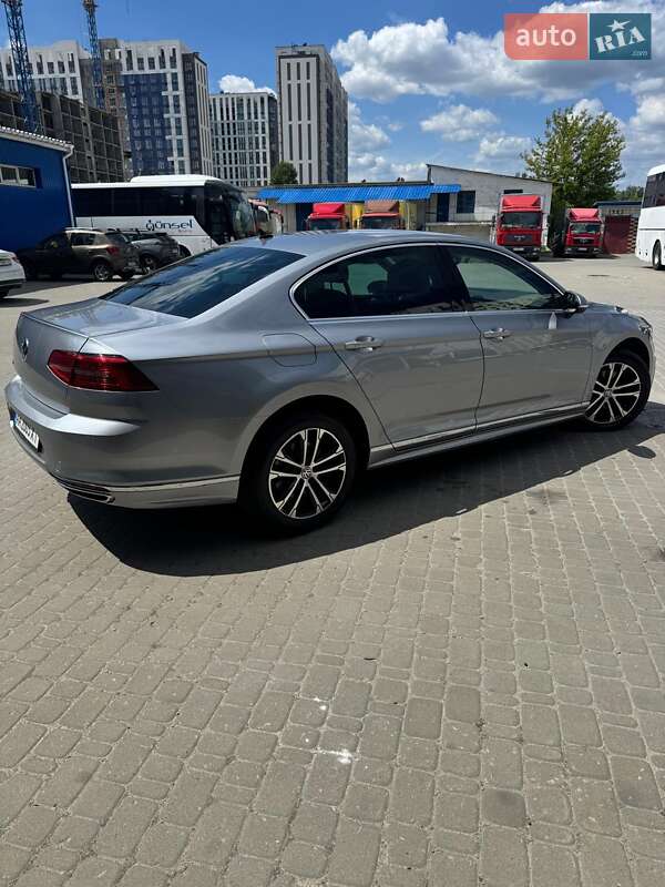 Седан Volkswagen Passat 2018 в Киеве