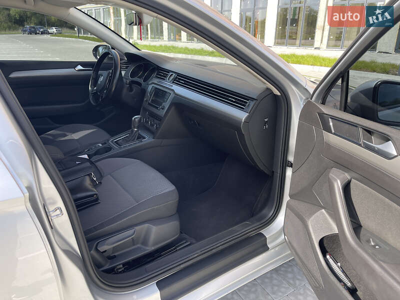Седан Volkswagen Passat 2015 в Львове