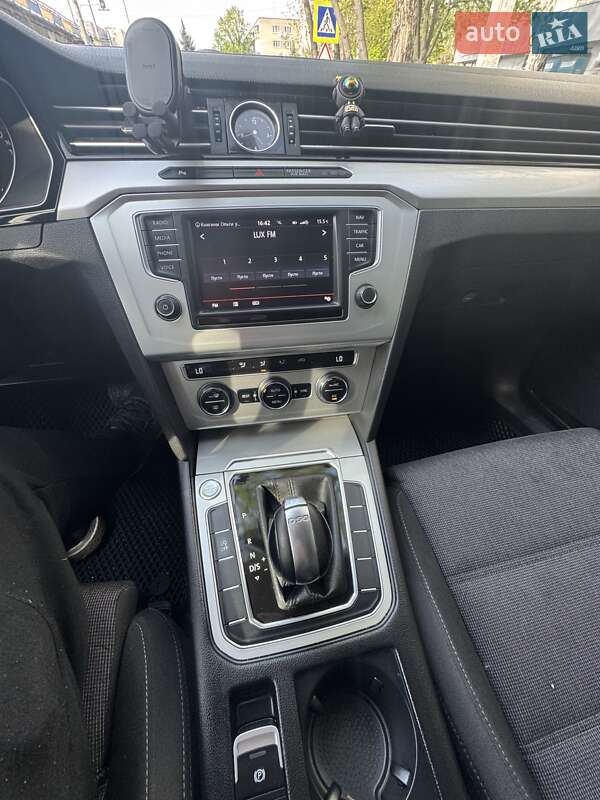 Універсал Volkswagen Passat 2015 в Львові