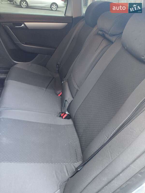 Універсал Volkswagen Passat 2012 в Івано-Франківську