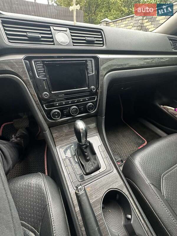 Седан Volkswagen Passat 2016 в Ивано-Франковске