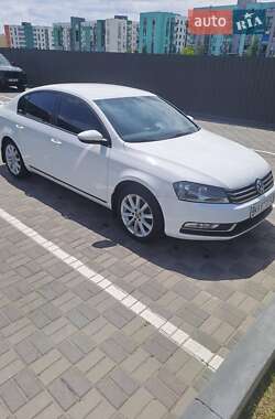 Седан Volkswagen Passat 2012 в Києві