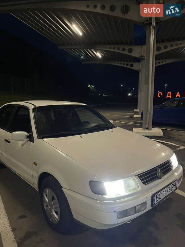 Седан Volkswagen Passat 1995 в Львове