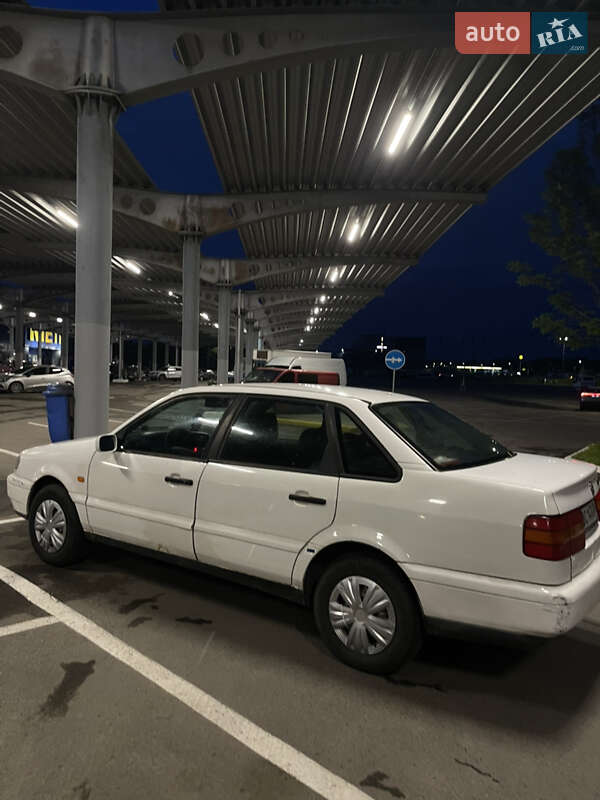 Седан Volkswagen Passat 1995 в Львове