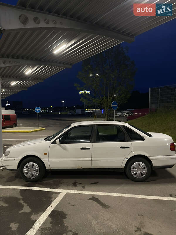Седан Volkswagen Passat 1995 в Львове