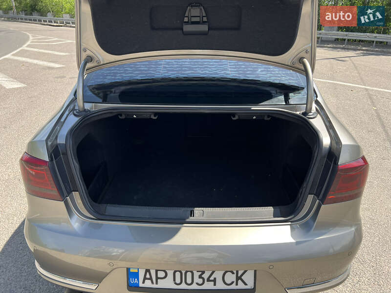 Седан Volkswagen Passat 2014 в Днепре