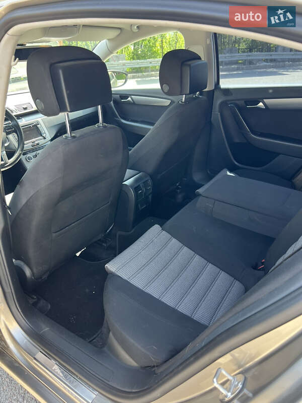 Седан Volkswagen Passat 2014 в Днепре