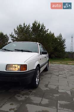 Седан Volkswagen Passat 1993 в Сарнах