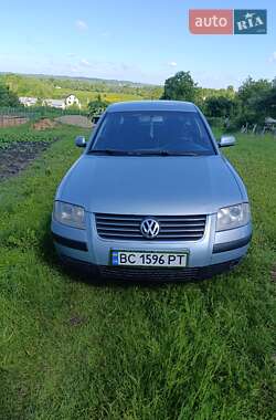 Седан Volkswagen Passat 2002 в Мостиске