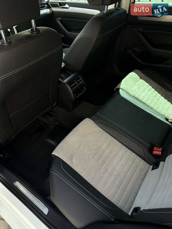 Седан Volkswagen Passat 2018 в Ужгороді