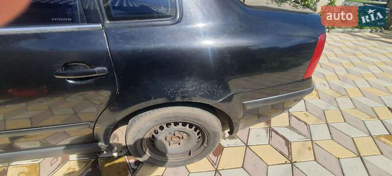 Седан Volkswagen Passat 1998 в Умані