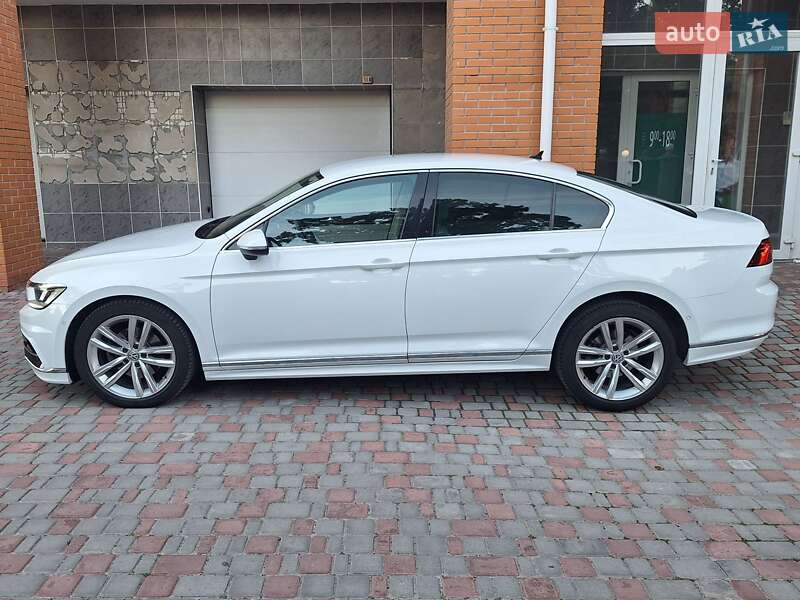 Седан Volkswagen Passat 2017 в Киеве