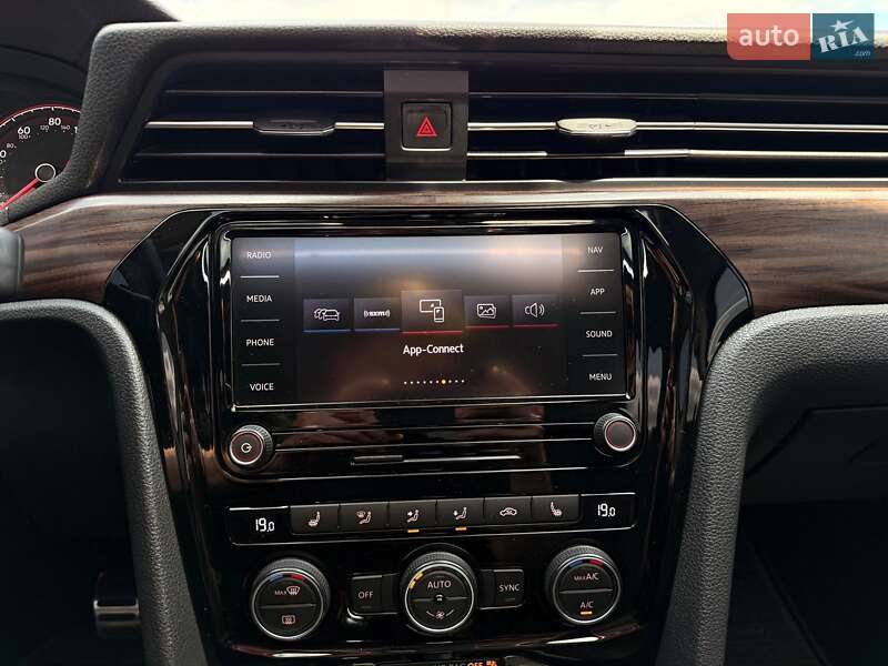 Седан Volkswagen Passat 2020 в Львове