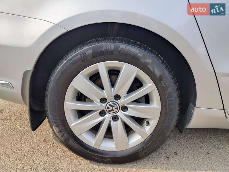 Универсал Volkswagen Passat 2014 в Киеве