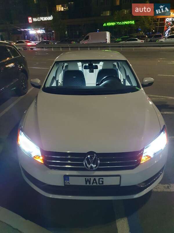 Седан Volkswagen Passat 2013 в Дніпрі